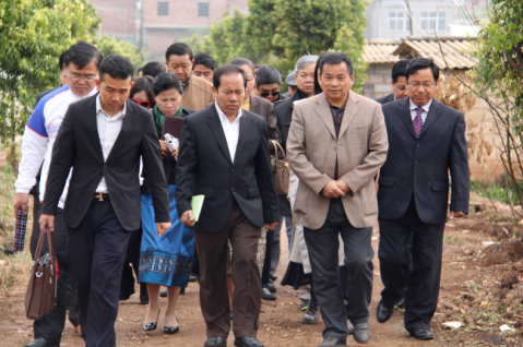 考察团团长坎莱·西巴色先生（左二）带队考察    （普瑜玮 摄）