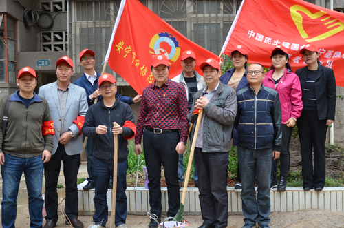 民建安宁市基层委与安宁市政协机关支部联合开展创城志愿者活动1