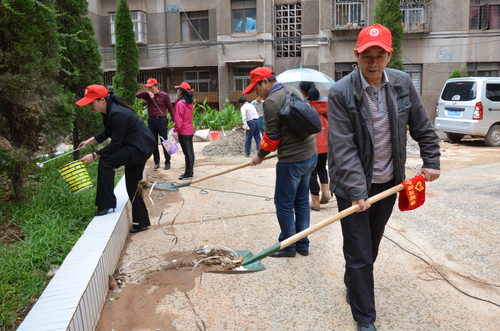 民建安宁市基层委与安宁市政协机关支部联合开展创城志愿者活动2