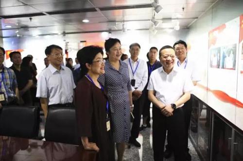 参观叶青大厦D座101室党外人士之家