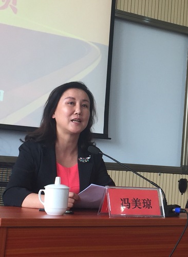 市台办主任、市台联会长冯美琼在做开班动员讲话