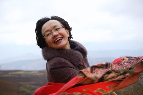 单位：九三学社昆明市委员会；作者：崔晓宏；标题：《起舞》；说明：九三社员到红土地考察，看到红土地壮丽的景色，女社员情不自禁地舞了起来