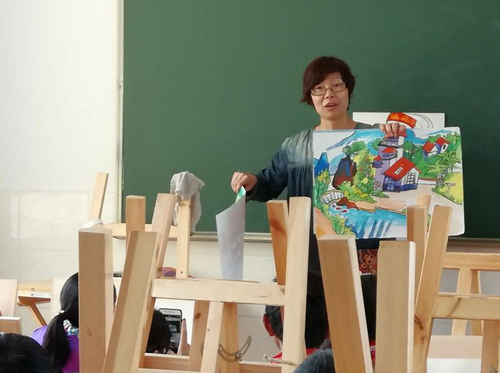 优秀教师给三转弯村中心小学上课