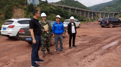 李伊部长到西翥办事处检查引调水工程及西翥自来水厂建设工地