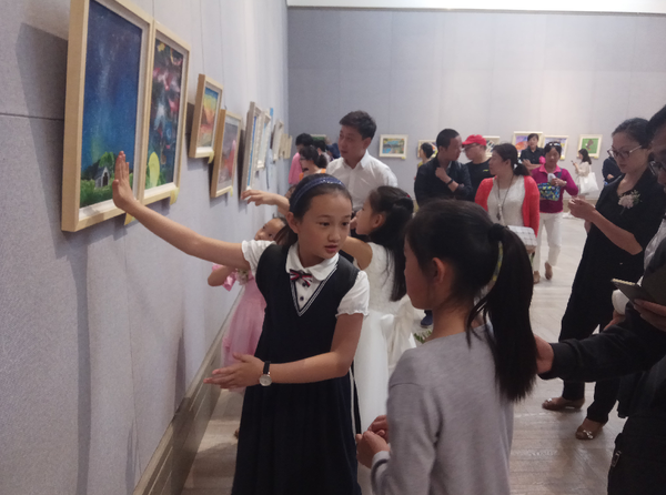 民进昆明市委举办喜迎十九大 “童心拾趣”儿童画展活动3