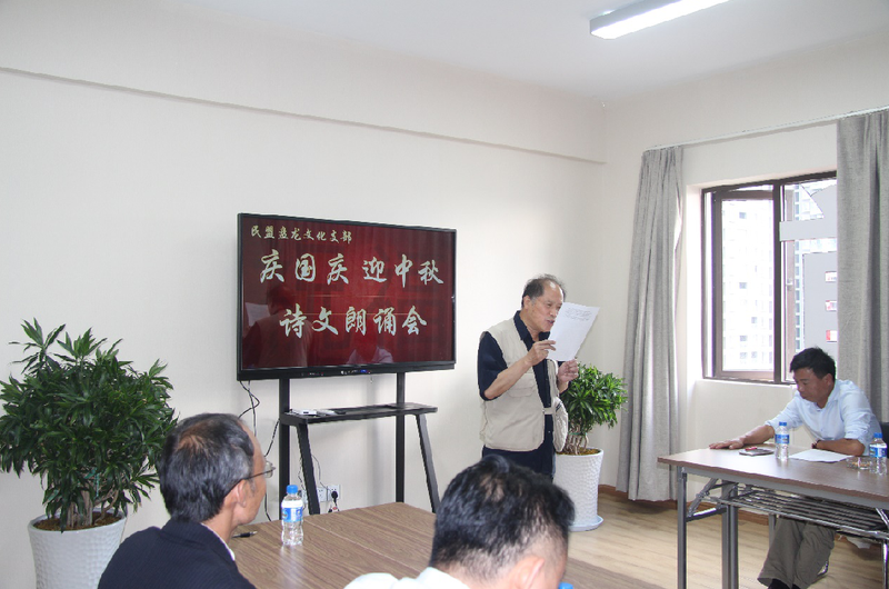 李国庆朗诵自己的作品《我爱滇池边的这座城市》,表达出对昆明城市的感激和热爱之情! 李国庆朗诵自己的作品《我爱滇池边的这座城市》,表达出对昆明城市的感激和热爱之情!
