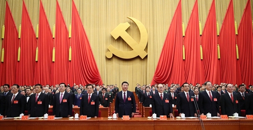 10月18日，中国共产党第十九次全国代表大会在北京人民大会堂开幕。这是习近平、李克强、张德江、俞正声、刘云山、王岐山、张高丽、江泽民、胡锦涛在主席台上。