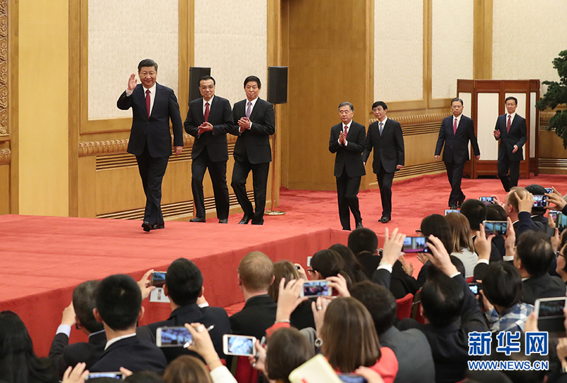 习近平等十九届中央政治局常委与中外记者见面