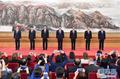 10月25日，刚刚在中共十九届一中全会上当选的中共中央总书记习近平和中央政治局常委李克强、栗战书、汪洋、王沪宁、赵乐际、韩正在北京人民大会堂同采访十九大的中外记者见面。