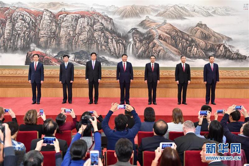 10月25日，刚刚在中共十九届一中全会上当选的中共中央总书记习近平和中央政治局常委李克强、栗战书、汪洋、王沪宁、赵乐际、韩正在北京人民大会堂同采访十九大的中外记者见面。