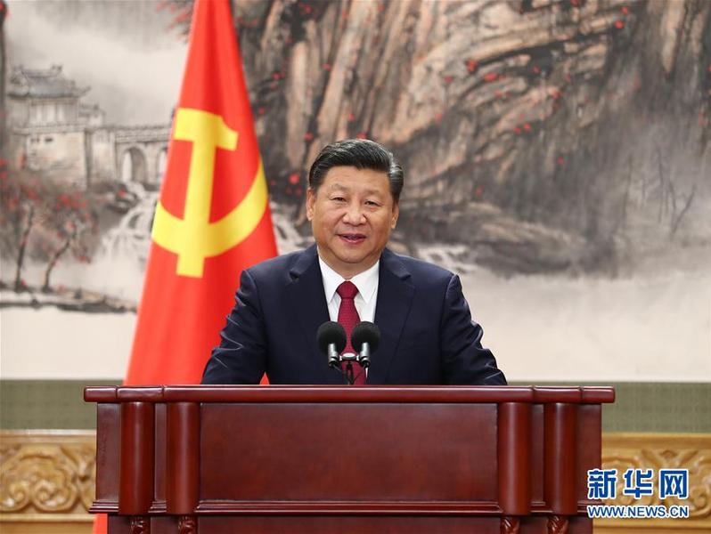 10月25日，刚刚在中共十九届一中全会上当选的中共中央总书记习近平和中央政治局常委李克强、栗战书、汪洋、王沪宁、赵乐际、韩正在北京人民大会堂同采访十九大的中外记者见面。这是习近平总书记发表讲话。