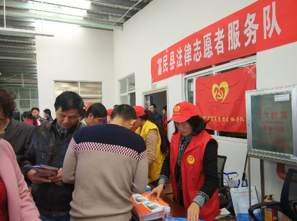 法律服务志愿者还在培训现场设了咨询台，发放安全生产宣传资料，为企业解疑答惑。