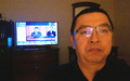 正在美国哈佛学习的社员朱明身在国外，心系祖国，在夜间也不忘收看十九大实况