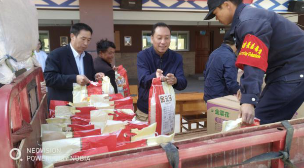 给学校师生和核桃箐村民小组20多名困难群众送去了物资