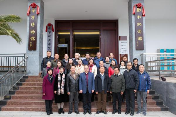 常敏主委、福军区长共同和与会代表合影留念