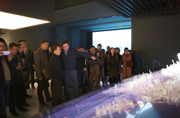 参观刚刚建成的巫家坝片区规划建设项目展示厅