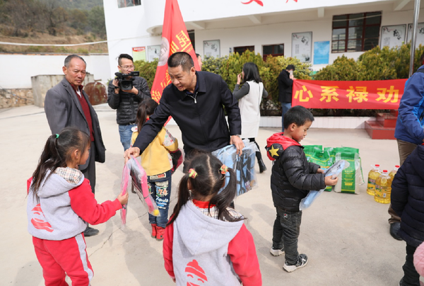 本次活动为茂龙小学送去书包