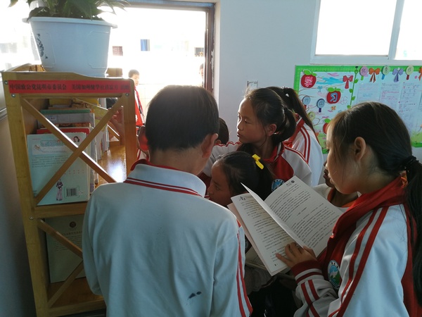 民进昆明市委举办喜迎十九大“童心拾趣”儿童画展活动