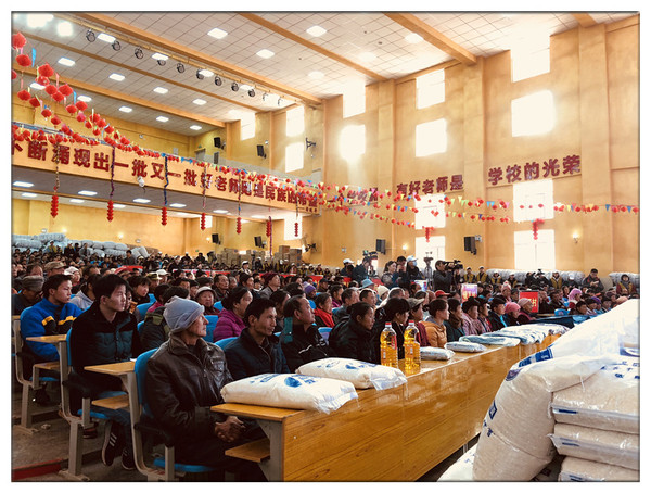 慈济志工代表杨戈，宣读了慈济慈善基金会创始人证严上人的《慰问信》。