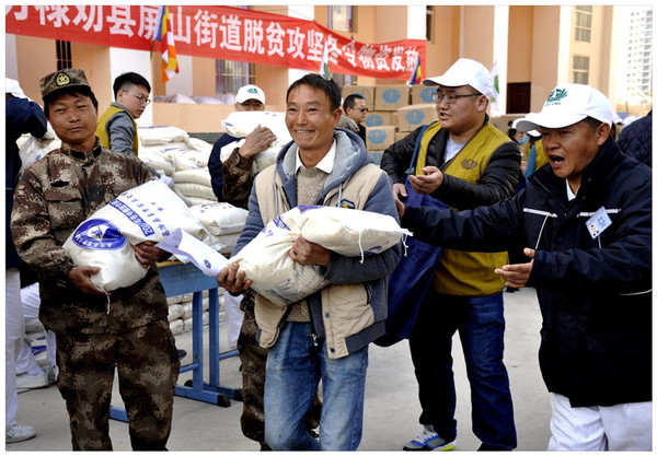 相关工作人员就将冬令物资发放通知挨家挨户送到每一户受助村民手中