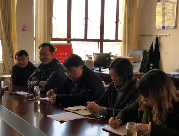 县工商联主席李贞、常务副主席李建仙分别汇报了县工商联2017年工作情况和2018年工作思路、主要举措