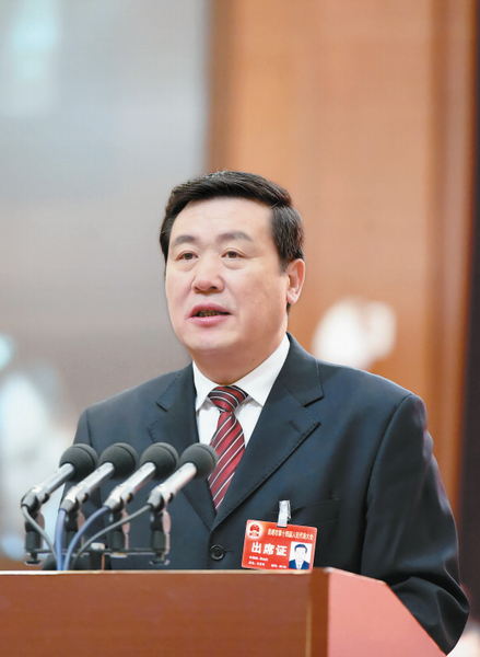 王喜良作政府工作报告。