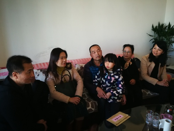 市侨联慰问送温暖  困难户欢喜过新年