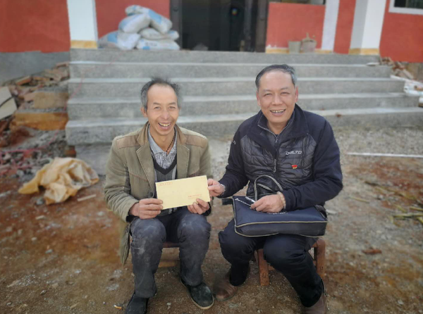 慰问组将慰问金送到村民手中
