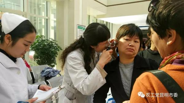 昆明市属30余名农工党员以及40余名耳聋残疾人朋友共同参加此次义诊活动
