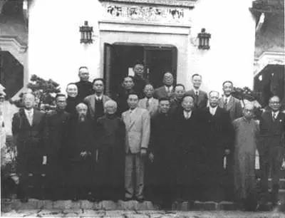 1946年10月17日，国共双方代表和第三方面人士在上海吴铁城公馆前合影