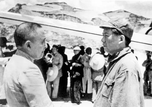 毛泽东与黄炎培在延安机场