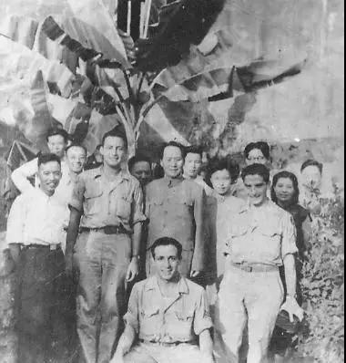 毛泽东在重庆谈判期间会见美国第十四航空队三名士兵