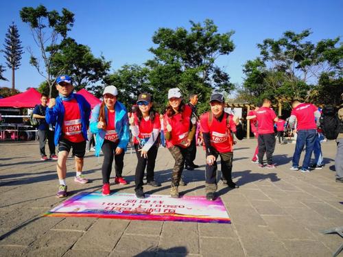 400名参赛人员分别按照“春融”、“同心”、“古渡”、“新津”四条线路出发