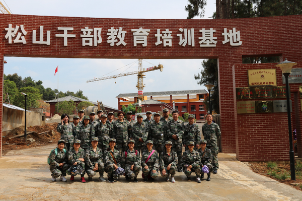 参加理想信念教育活动全体人员合影