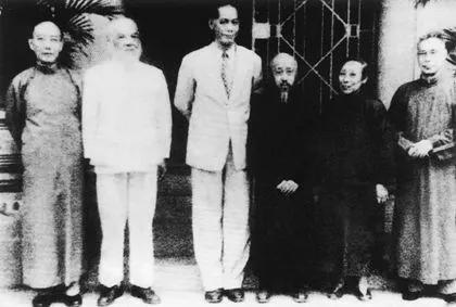1948年，知名民主人士（左起）郭沫若、谭平山、蔡廷锴、沈钧儒、何香凝、马叙伦在香港留影。