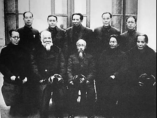 1948年10月，首批抵达东北解放区的民主人士，受到中国共产党和各界人士的欢迎。
