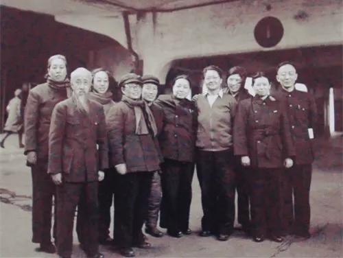 1948年11月，第二批民主人士抵达沈阳车站时，与前来欢迎的有关人士合影。