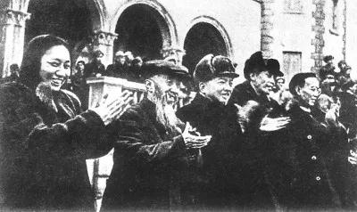 1949年1月，沈钧儒、李济深、郭沫若在沈阳观看秧歌表演
