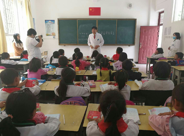 民进昆明市委开展 “同心•春暖”为农村孩子牙科义诊活动