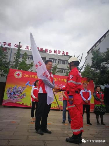 向正式成立的机动分队授旗