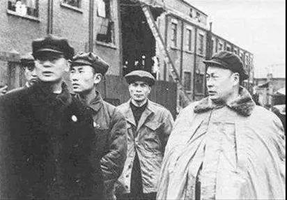 时任上海市长的陈毅与副市长潘汉年在市内视察。