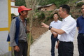 高中建主委与村民亲切交谈，了解村民的实际困难和需要