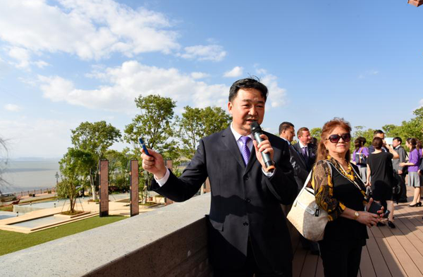 代表团到昆的第一天下午来到晋宁，参观“七彩云南古滇文化名城”项目。