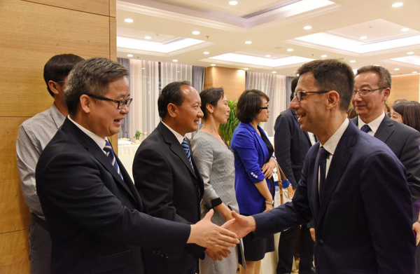 晋宁区委副书记、区长李福军、晋宁古滇管委会常务副主任徐波陪同考察