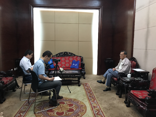 黄新华老人接受中国华侨历史博物馆的口述采访
