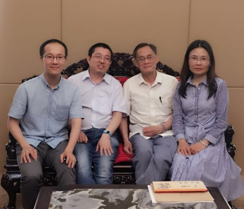 （图中从左至右依次为：中国华侨历史博物馆藏品部助理馆员江振仕,