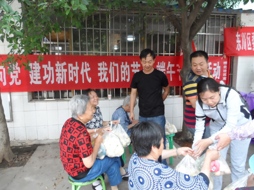 社区干部和志愿者为老人们送去了节日的问候及党和政府的关怀