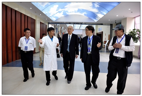 △台北市生物产业协会荣誉会长田蔚城（左三）与云台两地专家、企业家参观体检中心