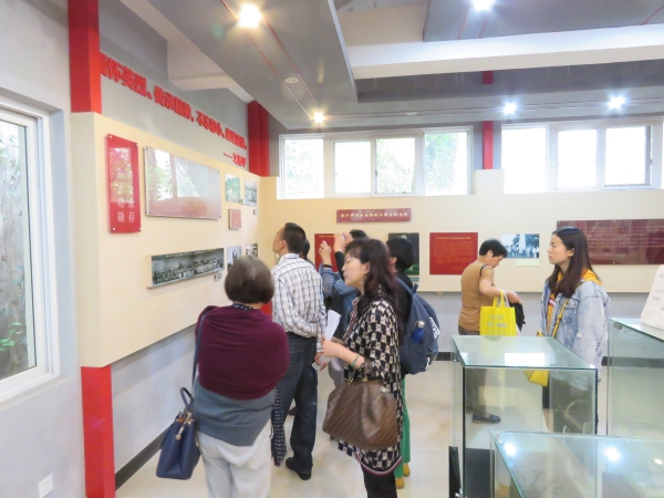 参观南侨机工展览室