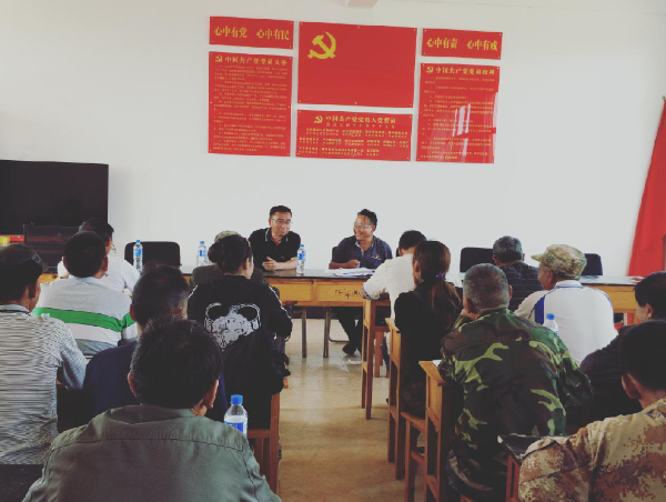 毕富兴部长彝族撒尼语言为祖莫村党员上党课